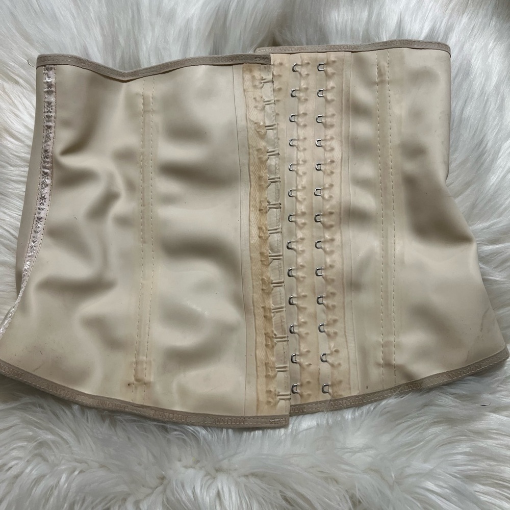 Ann Chery Black and Cream Waist Cincher
